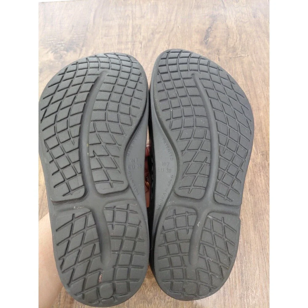 Authentic OOFOS Oomega Thong Women's Size 7 Lightweight Comfort Black
